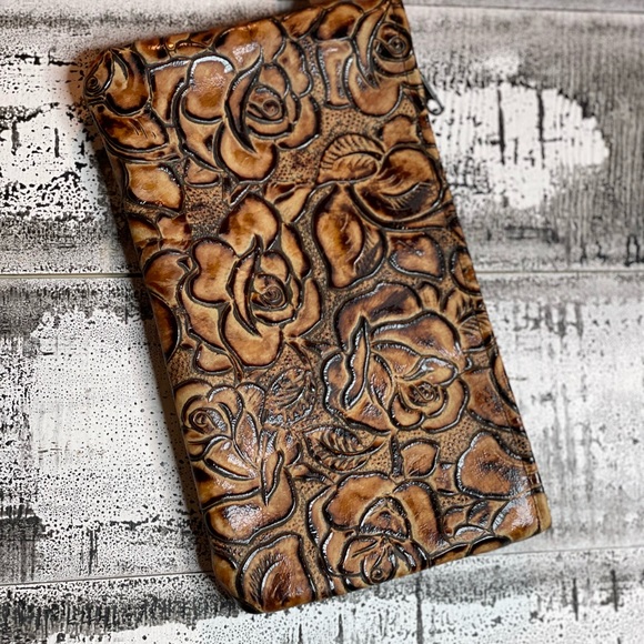 Cowhide brown Wristlet in embossed rose design, detachable strap, zippered - Picture 5 of 11